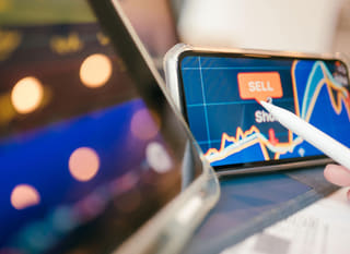 Wielorynkowy inwestor badający możliwości Bitcoina, Ethereum oraz rynku forex